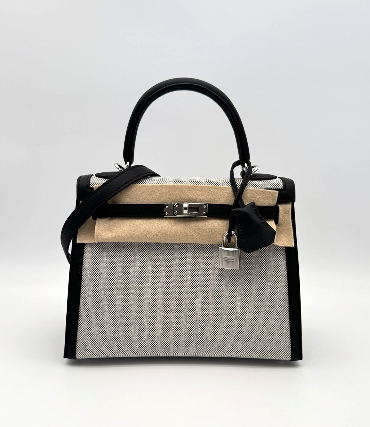 HB00174_01 Kelly 25 Sellier Toile Ecru / Black Swift PHW - Image 1