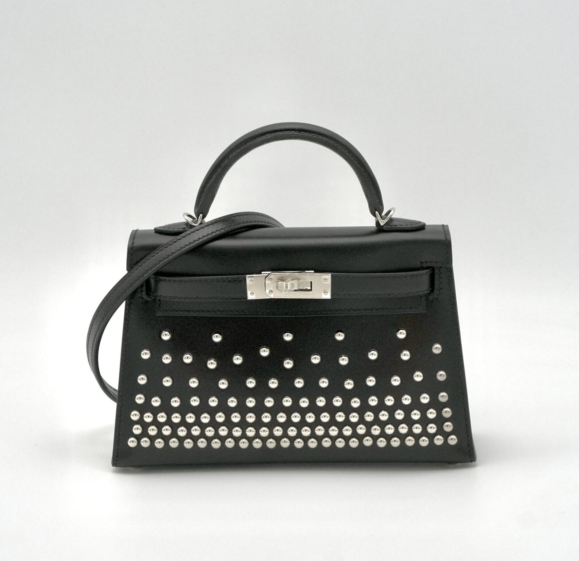 HB00269_01 Kelly 20 Clouté Box Leather Black PHW - Image 1